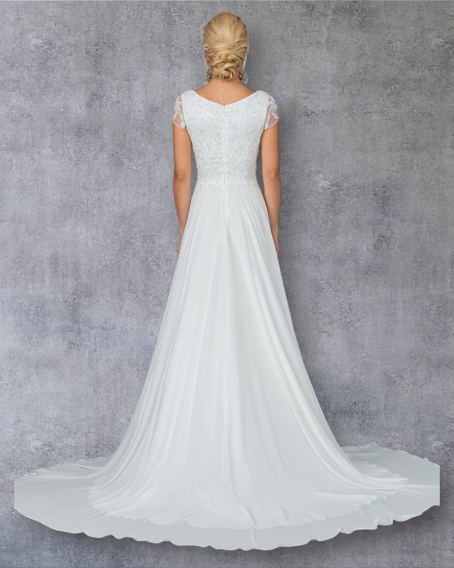 Vestido de novia clásico de corte A con mangas cortas, superposición de encaje y cola amplia.