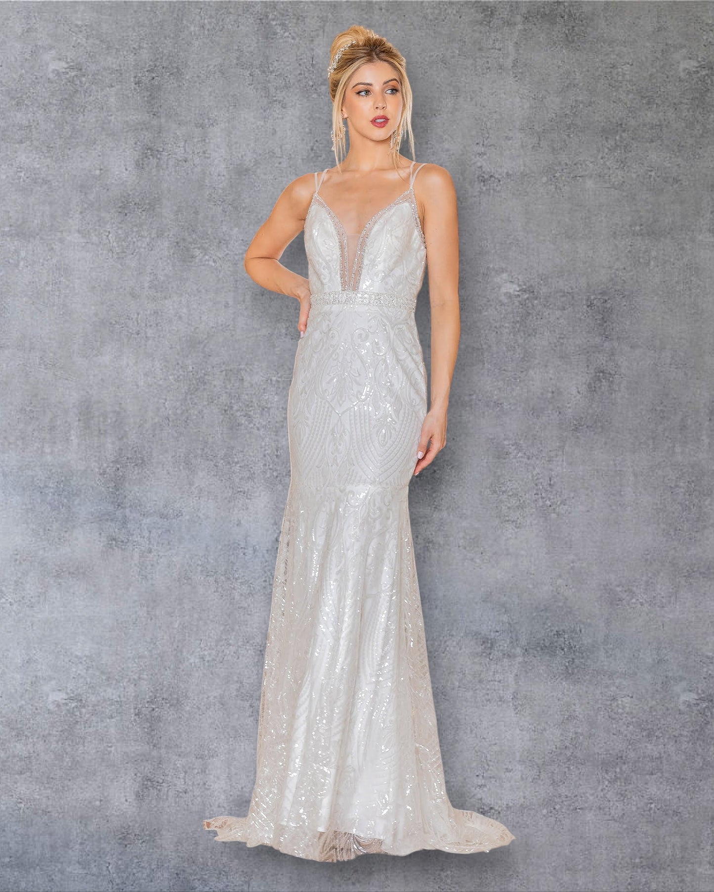 Vestido de novia con escote en V profundo y espalda con detalles elaborados.