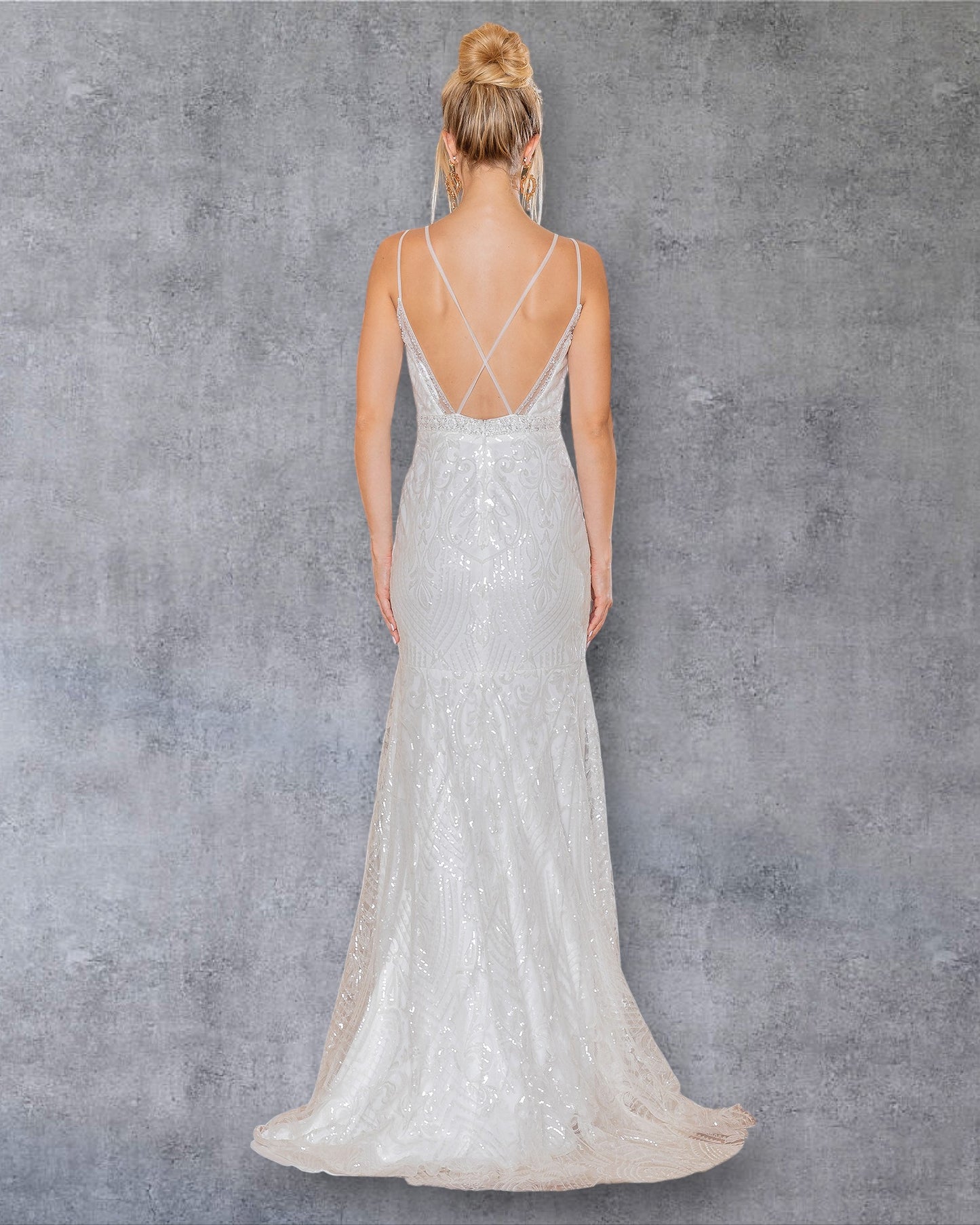 Vestido de novia con escote en V profundo y espalda con detalles elaborados.