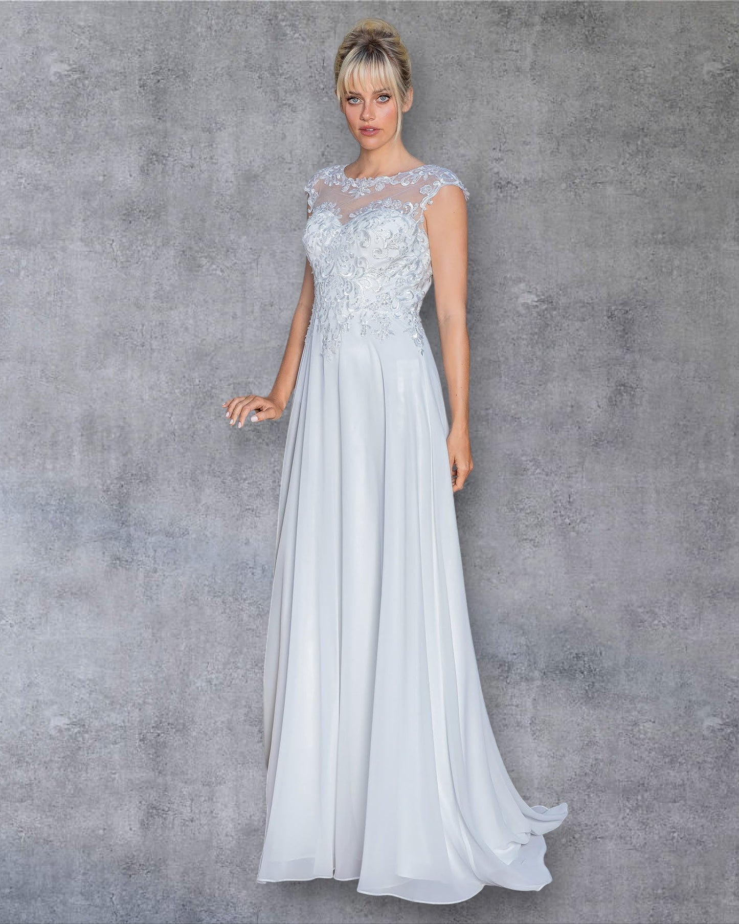 Vestido de novia elegante de corte A con escote de encaje ilusión y espalda con botones.