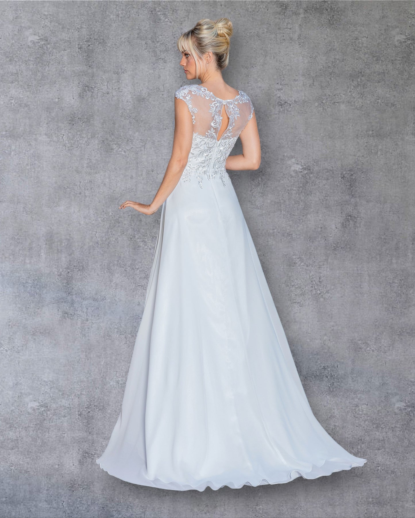 Vestido de novia elegante de corte A con escote de encaje ilusión y espalda con botones.