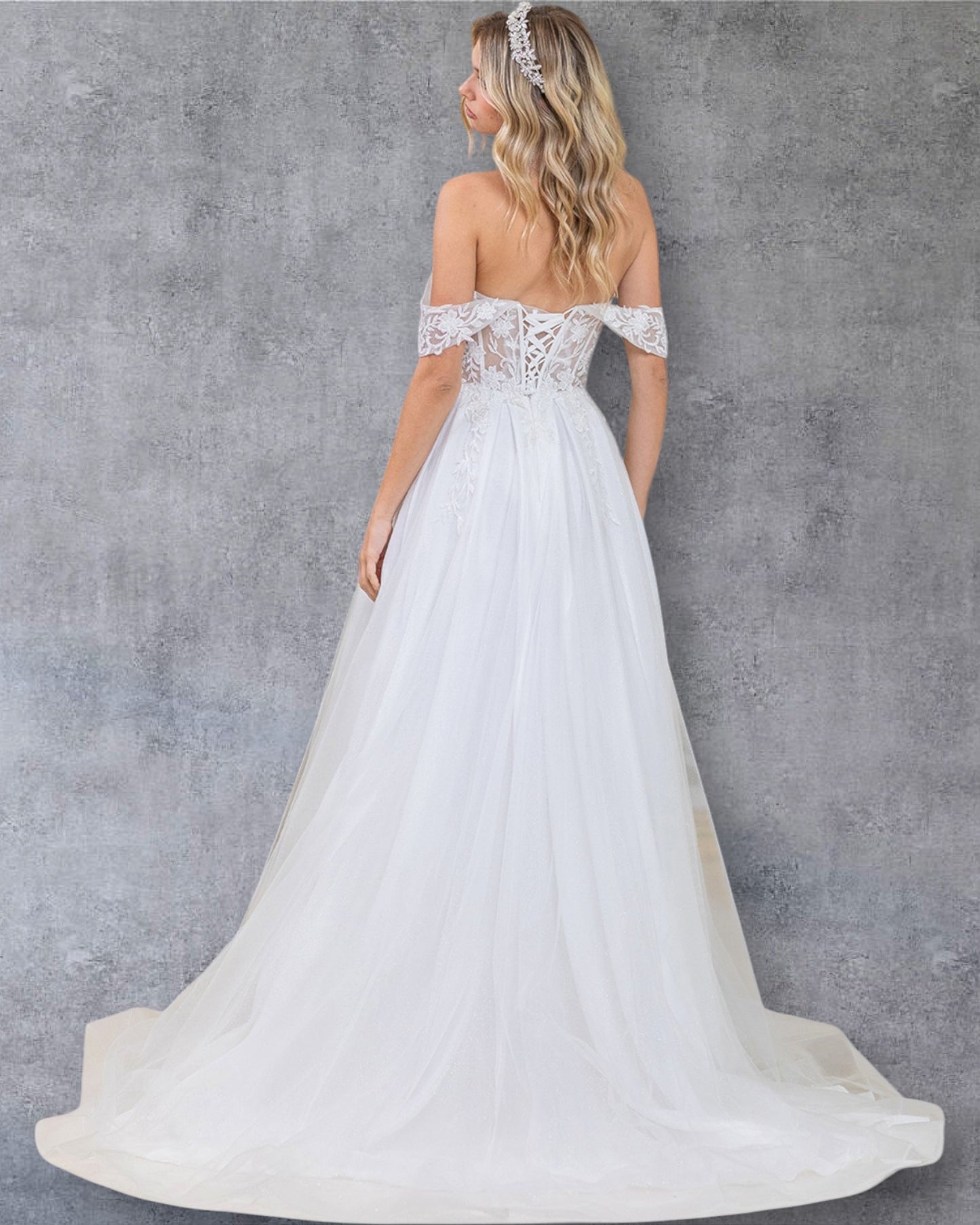 Vestido de novia corte A con hombros descubiertos, corpiño de encaje transparente, apliques florales y falda de tul