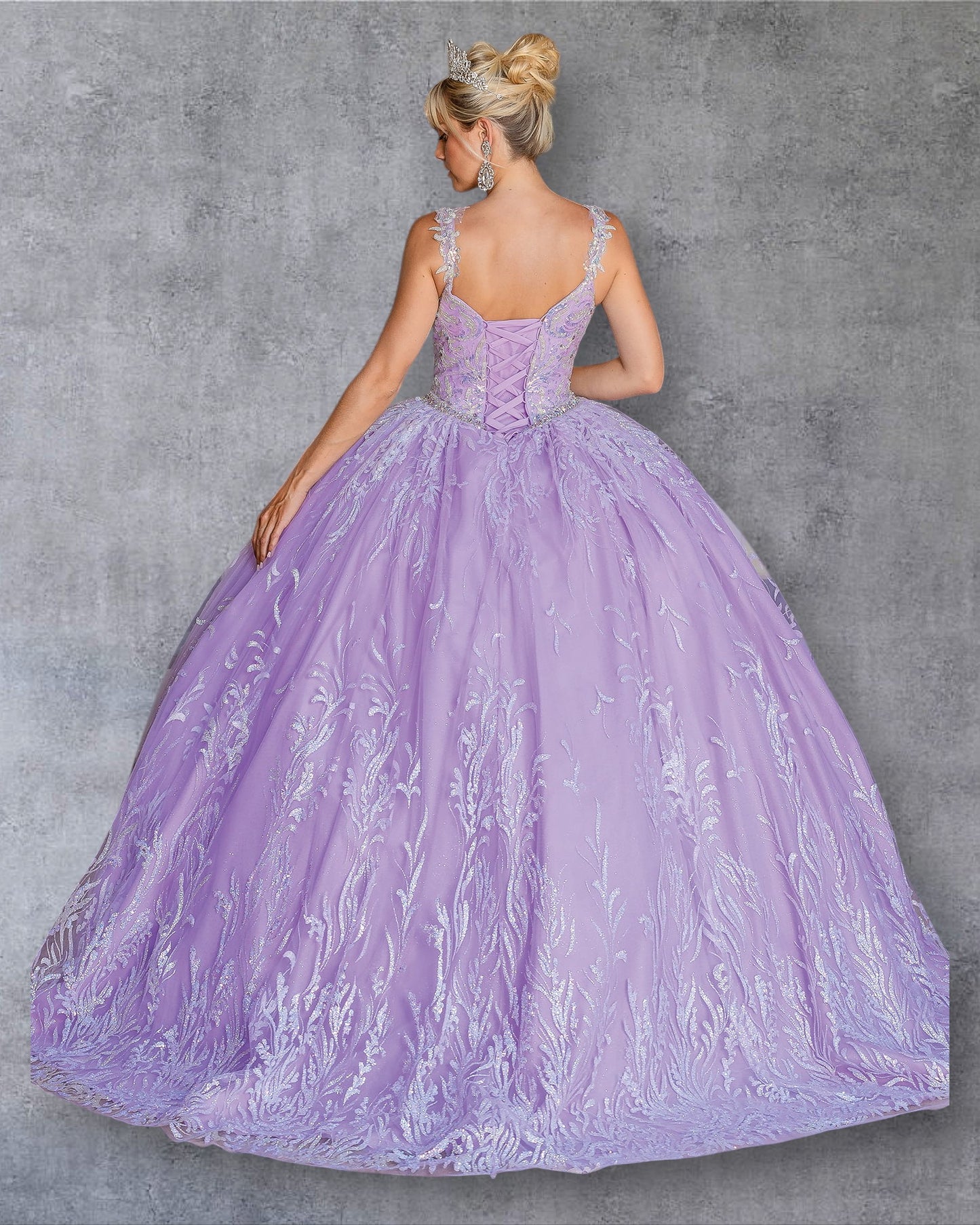 Vestido de quinceañera con corpiño de cuentas, superposición bordada