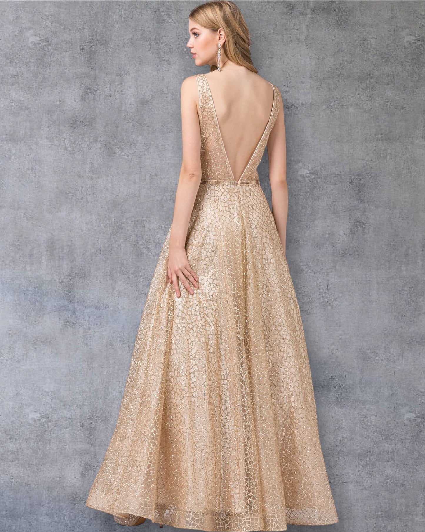 Vestido de fiesta sin mangas con escote en V y malla brillante con detalle de cinturilla