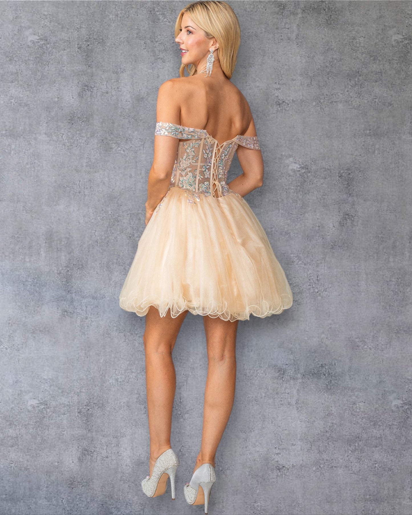 Vestido con apliques de encaje y cuentas, mangas transparentes con hombros descubiertos y falda de tul