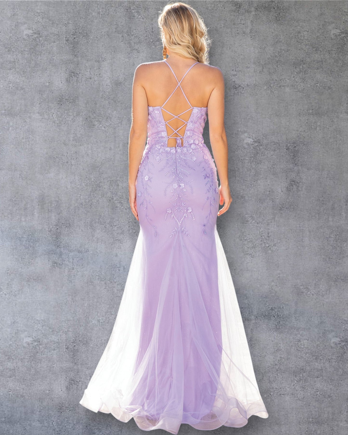 Vestido de fiesta ajustado con superposición transparente y tirantes finos.