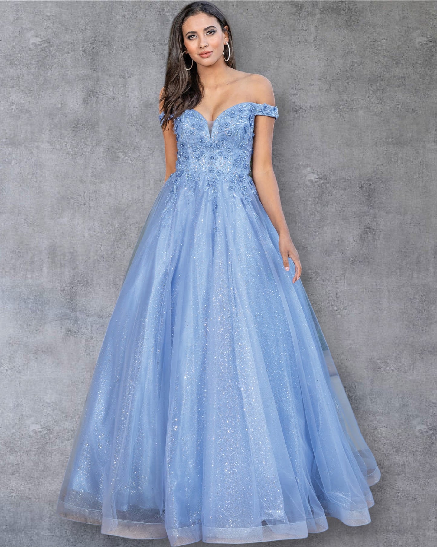 Vestido de fiesta con escote de cuentas, mangas con hombros descubiertos y falda de tul