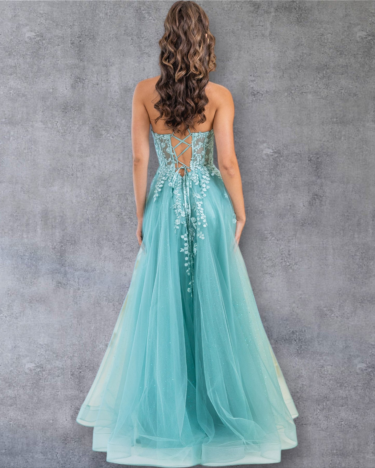 Vestido de fiesta de tul brillante con apliques de encaje y capa de purpurina