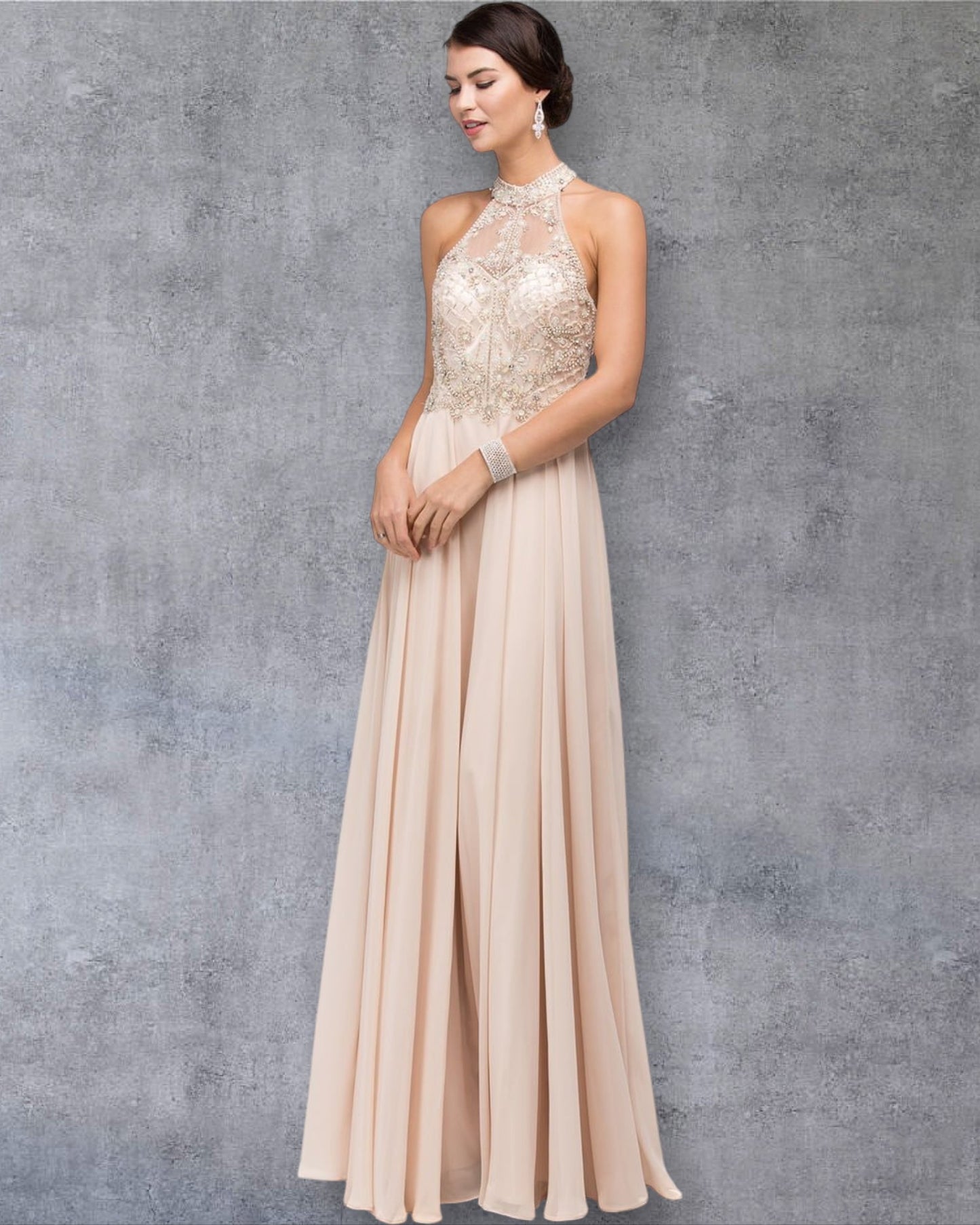 Vestido de fiesta con cuello alto, falda vaporosa y abertura en la espalda, con ilusión bordada