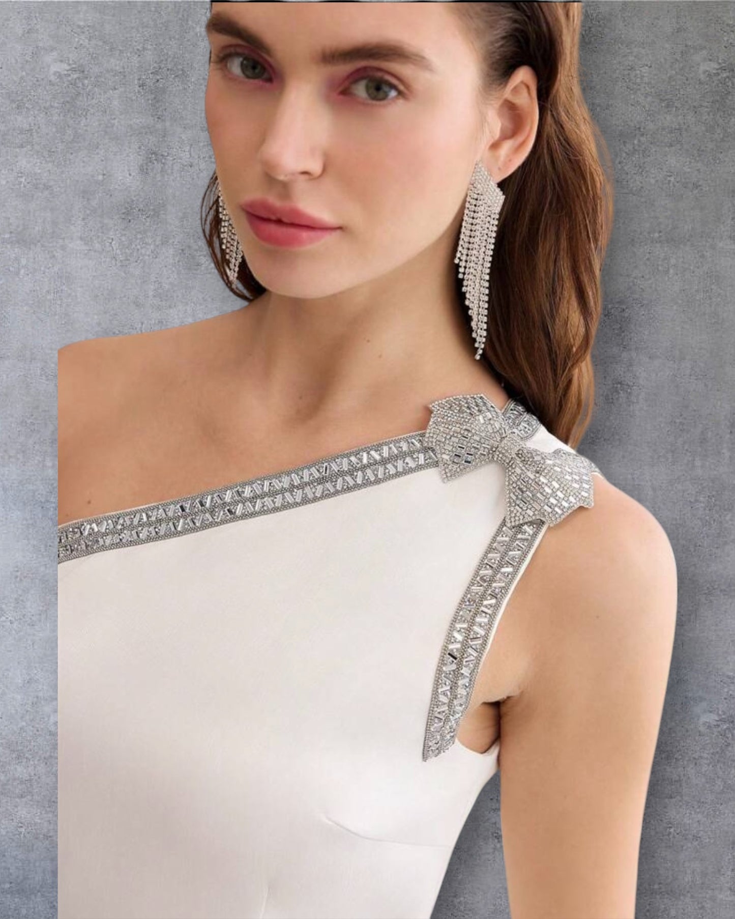 Vestido corto blanco de un hombro con decoración de lazo de strass