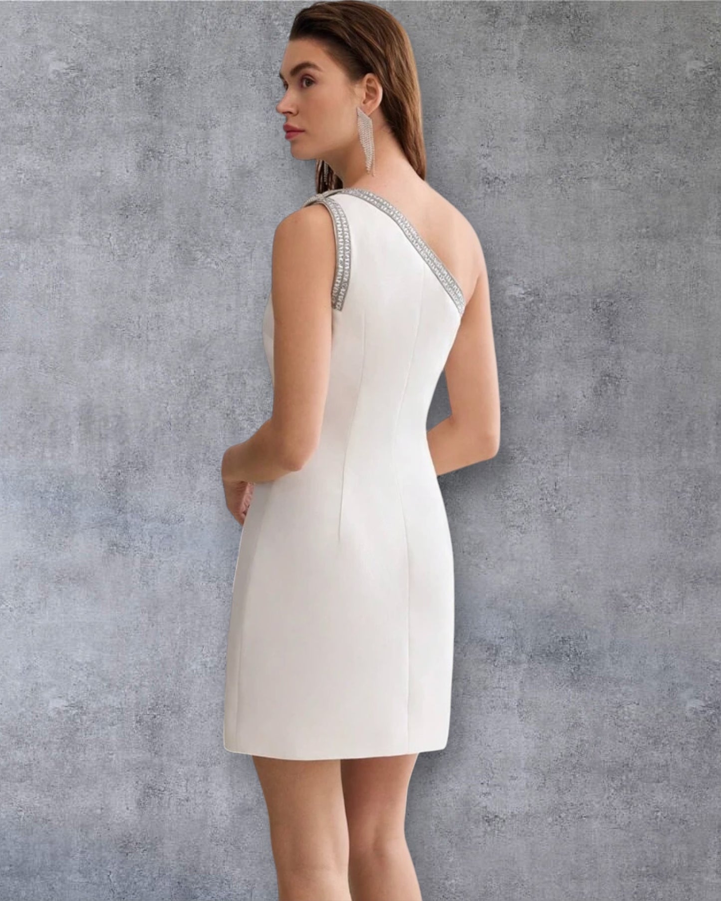 Vestido corto blanco de un hombro con decoración de lazo de strass