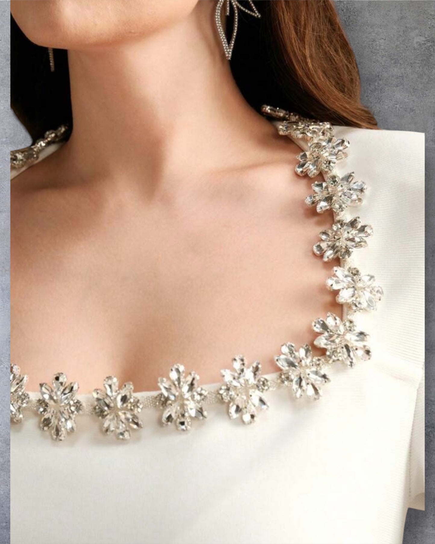 Vestido corto blanco de fiesta con manga larga y escote joya floral
