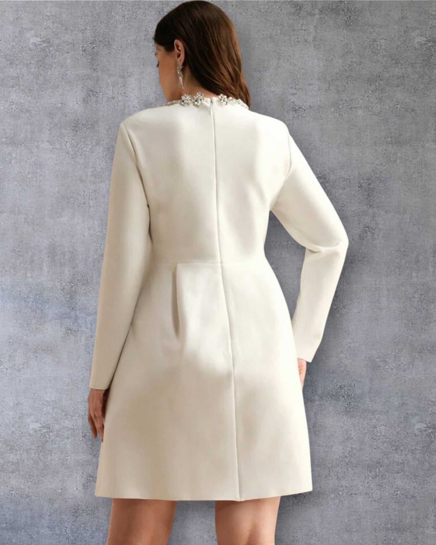 Vestido corto blanco de fiesta con manga larga y escote joya floral