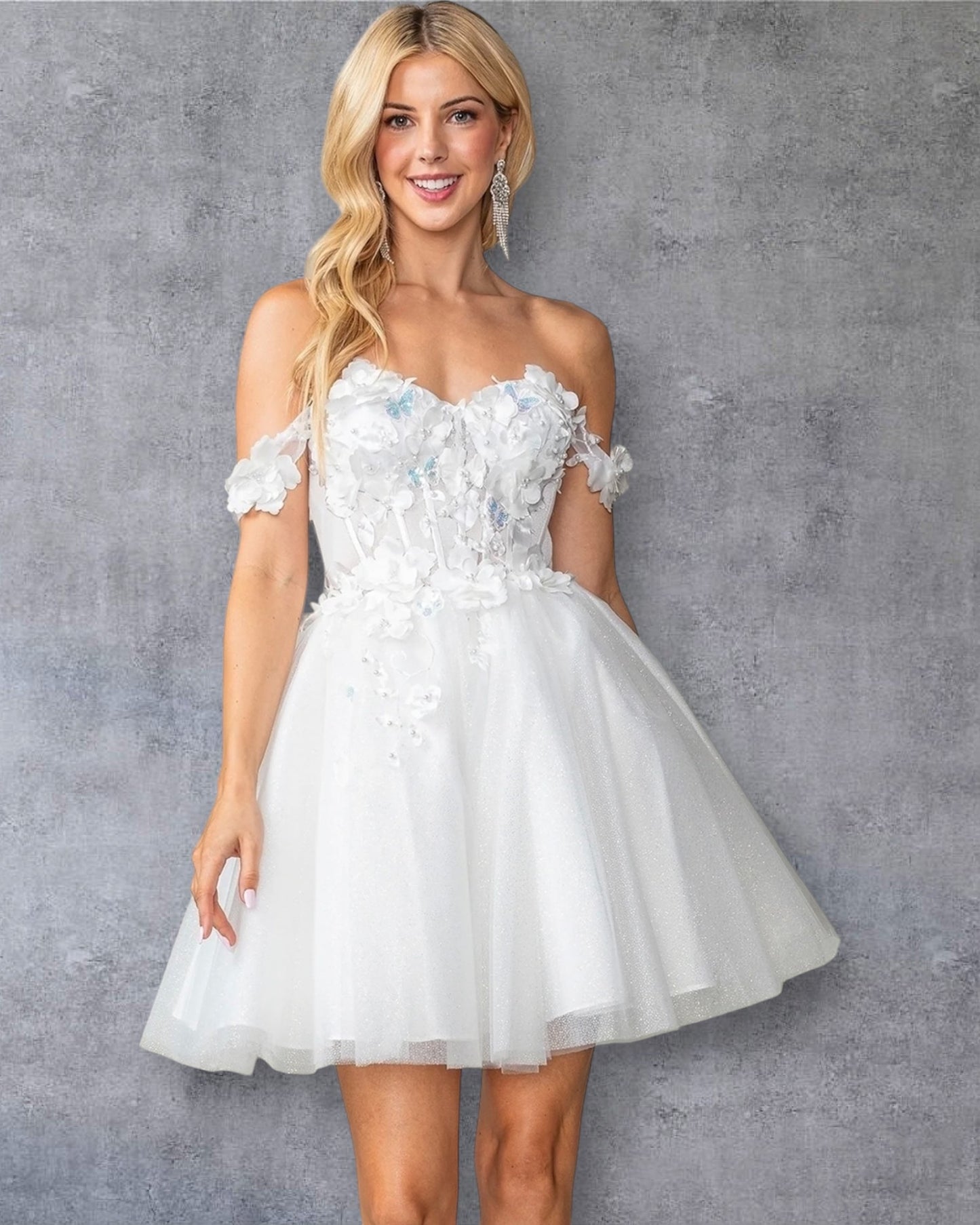 Vestido Corto de Quinceañera con Apliques Florales y Tul Brillante