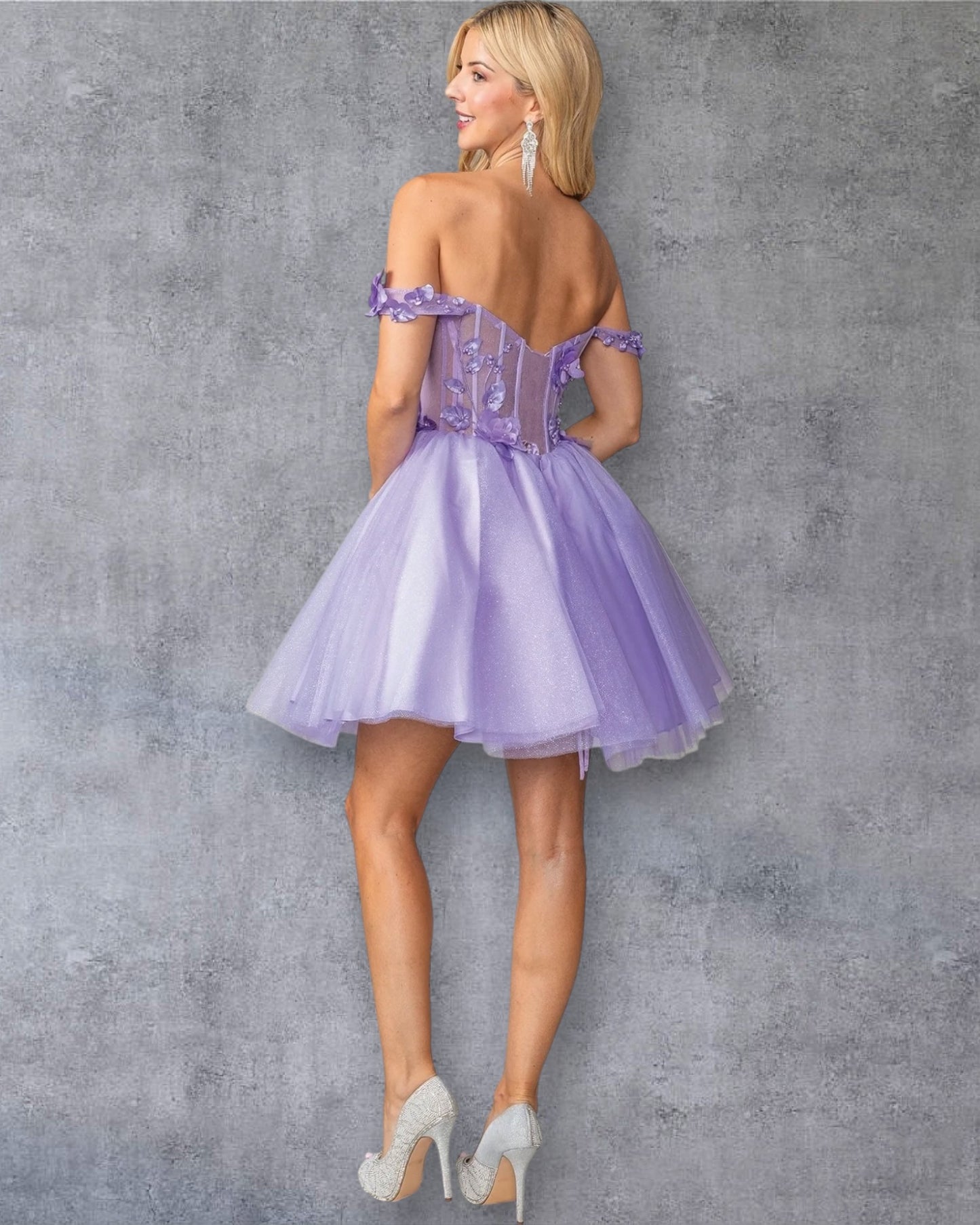 Vestido Corto de Quinceañera con Apliques Florales y Tul Brillante