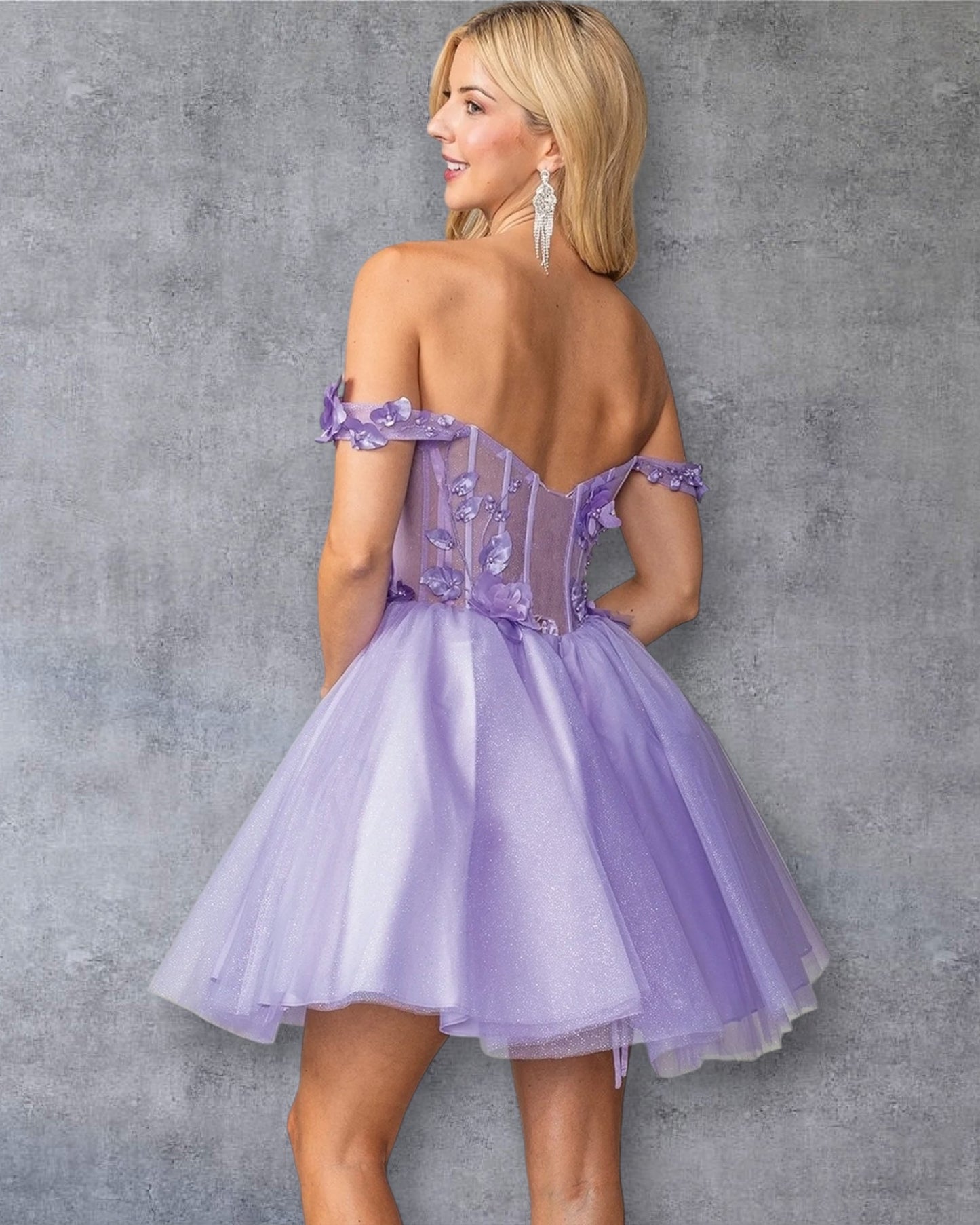 Vestido Corto de Quinceañera con Apliques Florales y Tul Brillante