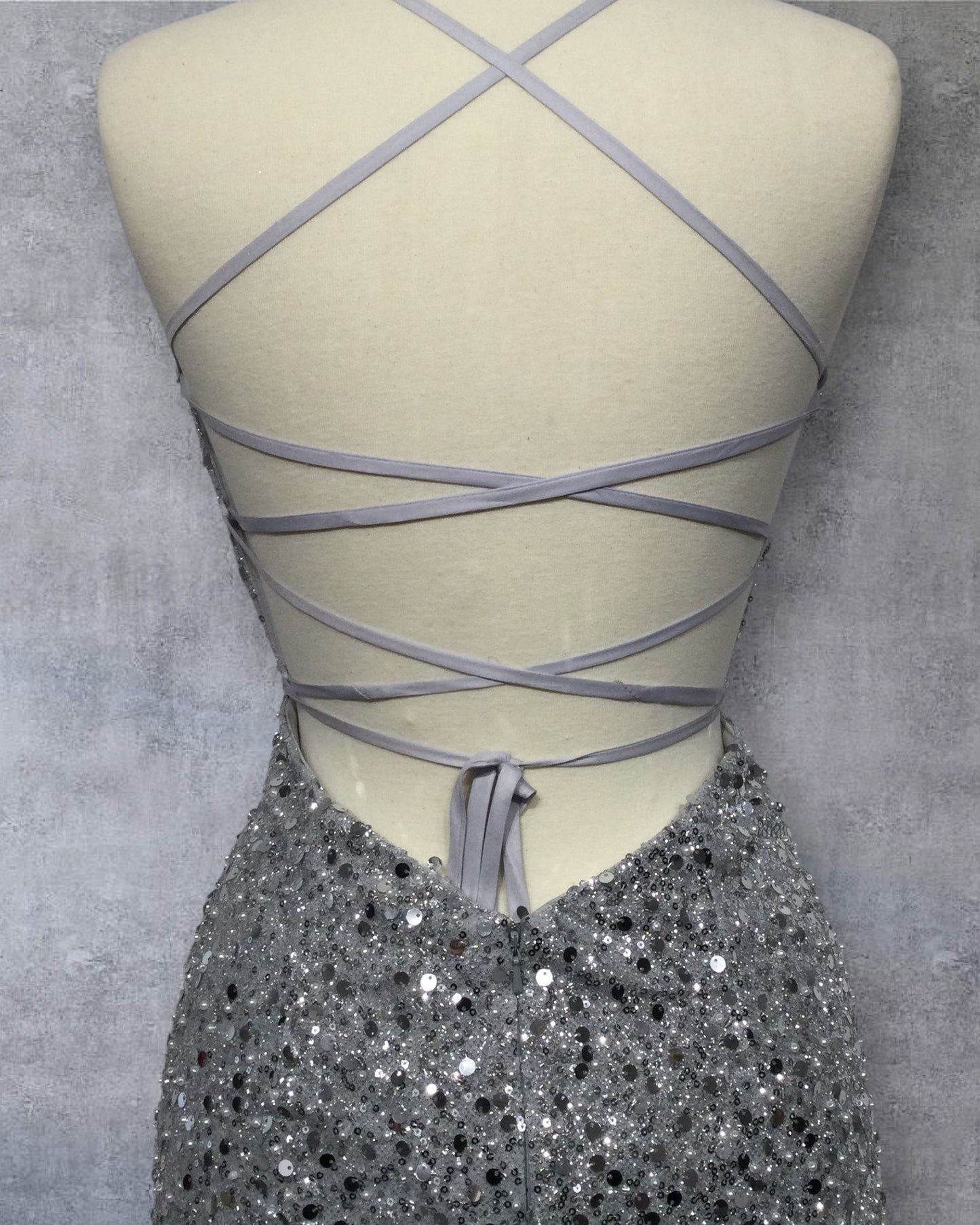 VESTIDO IRIDISCENTE AJUSTADO CON LENTEJUELAS