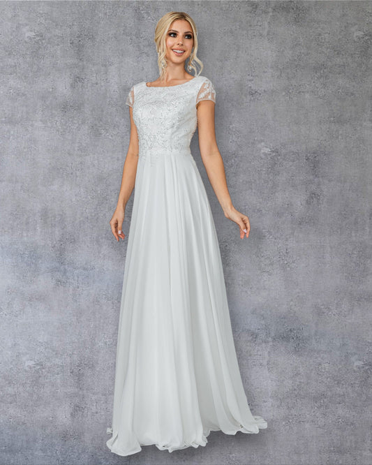 Vestido de novia clásico de corte A con mangas cortas, superposición de encaje y cola amplia.