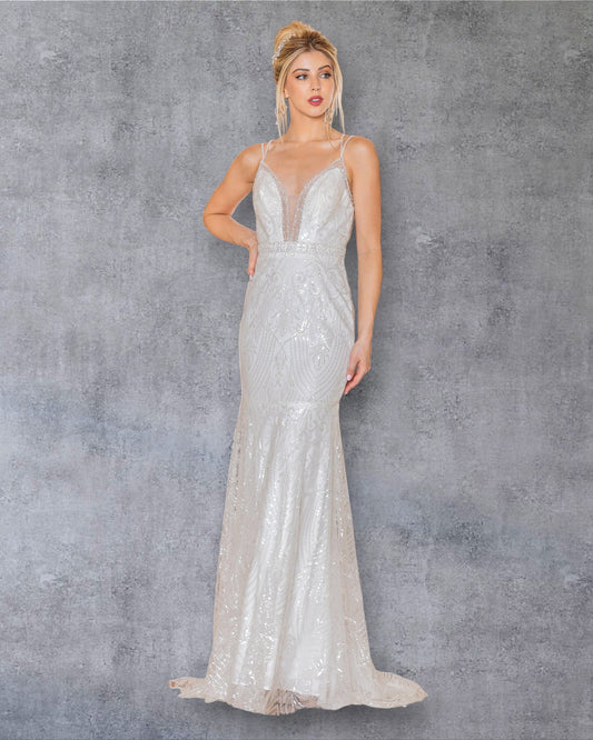 Vestido de novia con escote en V profundo y espalda con detalles elaborados.