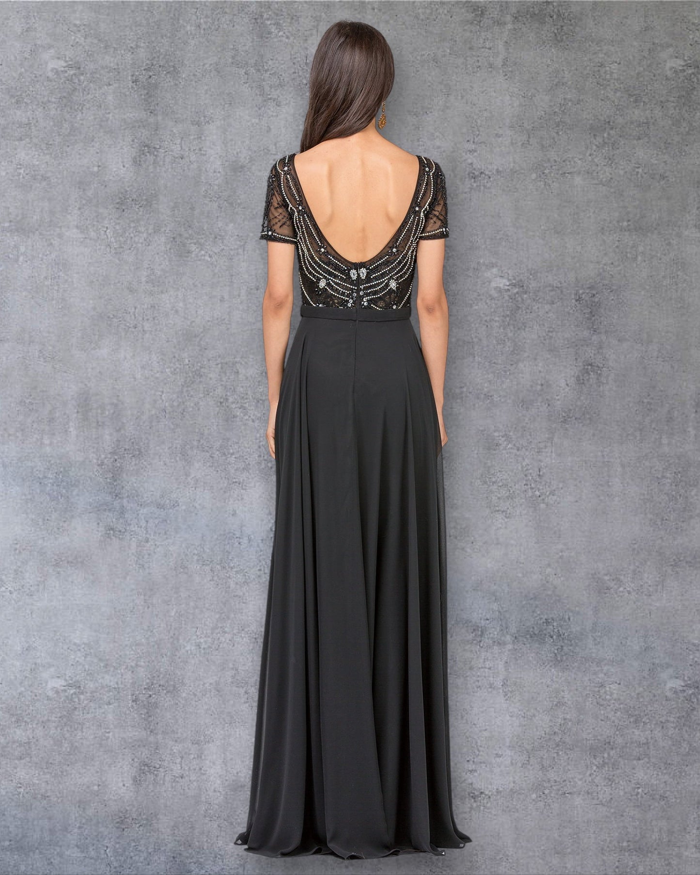 Vestido de fiesta con escote de manga corta y cuentas, falda de gasa en forma de A y transparencias.