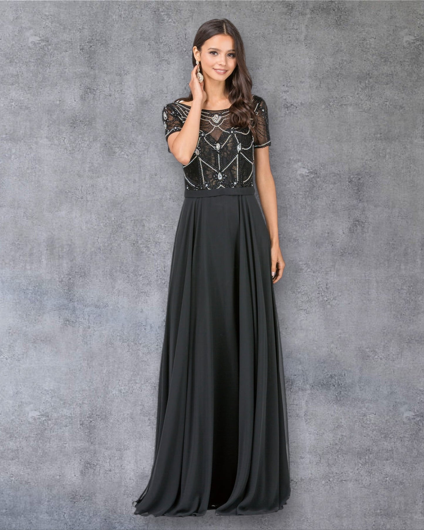 Vestido de fiesta con escote de manga corta y cuentas, falda de gasa en forma de A y transparencias.