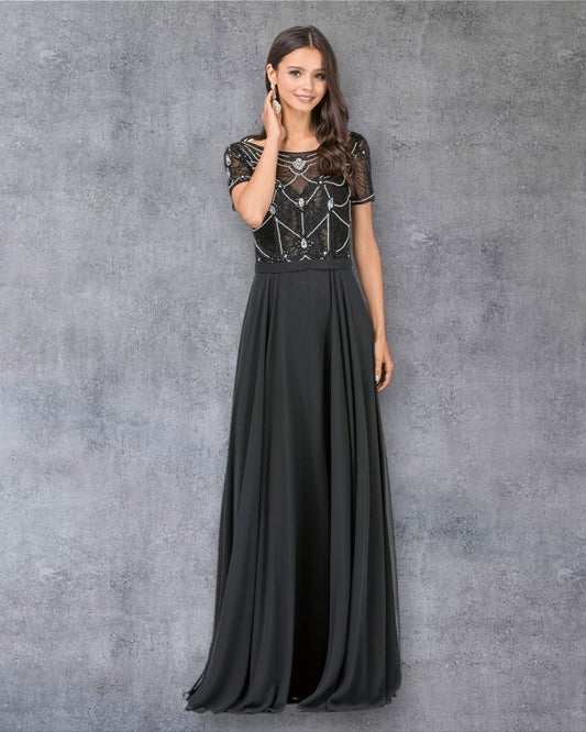 Vestido de fiesta con escote de manga corta y cuentas, falda de gasa en forma de A y transparencias.