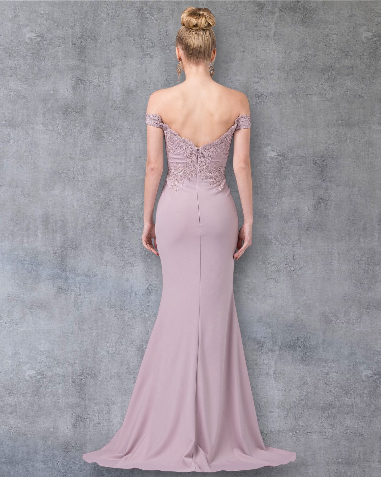 Vestido de noche con escote corazón, hombros descubiertos y apliques de encaje
