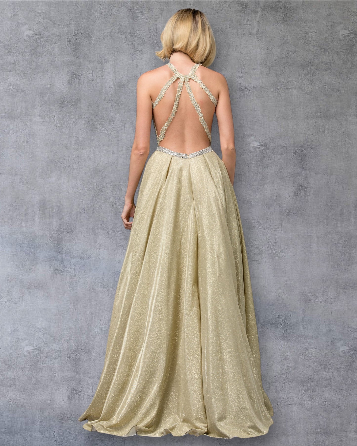Vestido de fiesta de corte A con escote alto, corpiño de encaje y cuentas, y tela brillante.