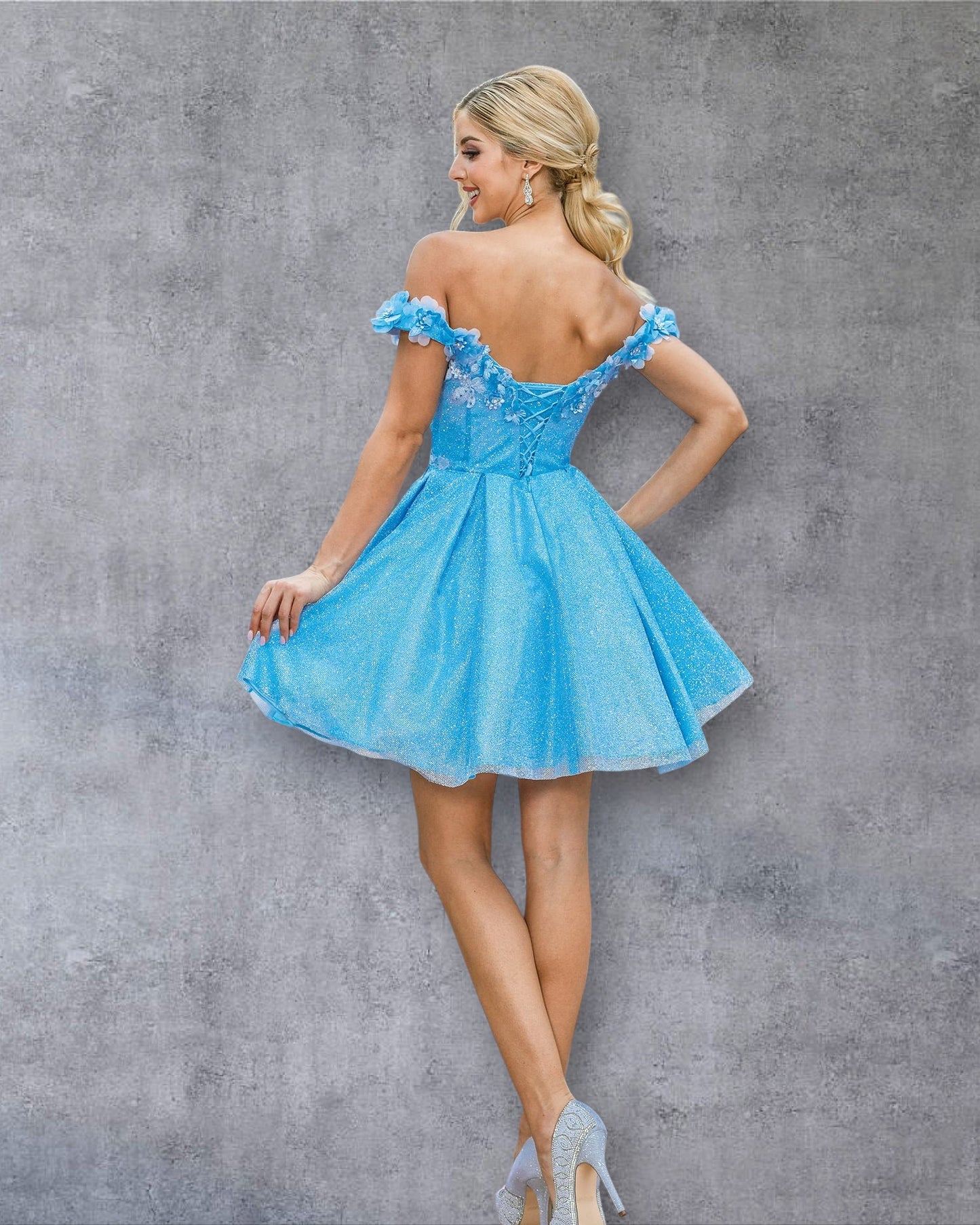 Vestido brillante de corte A con apliques florales y mangas con hombros descubiertos para el regreso a casa.