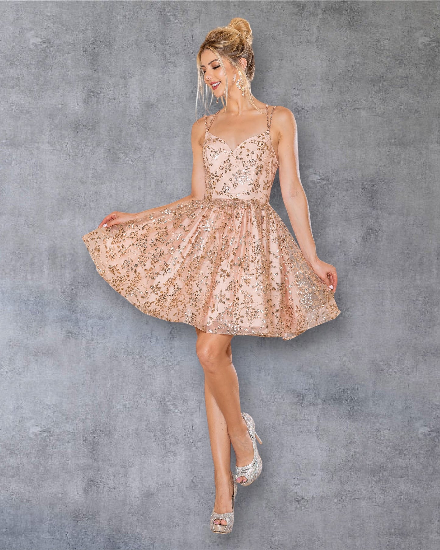 Vestido de fiesta con encaje cortado a láser, escote en V y tirantes finos.