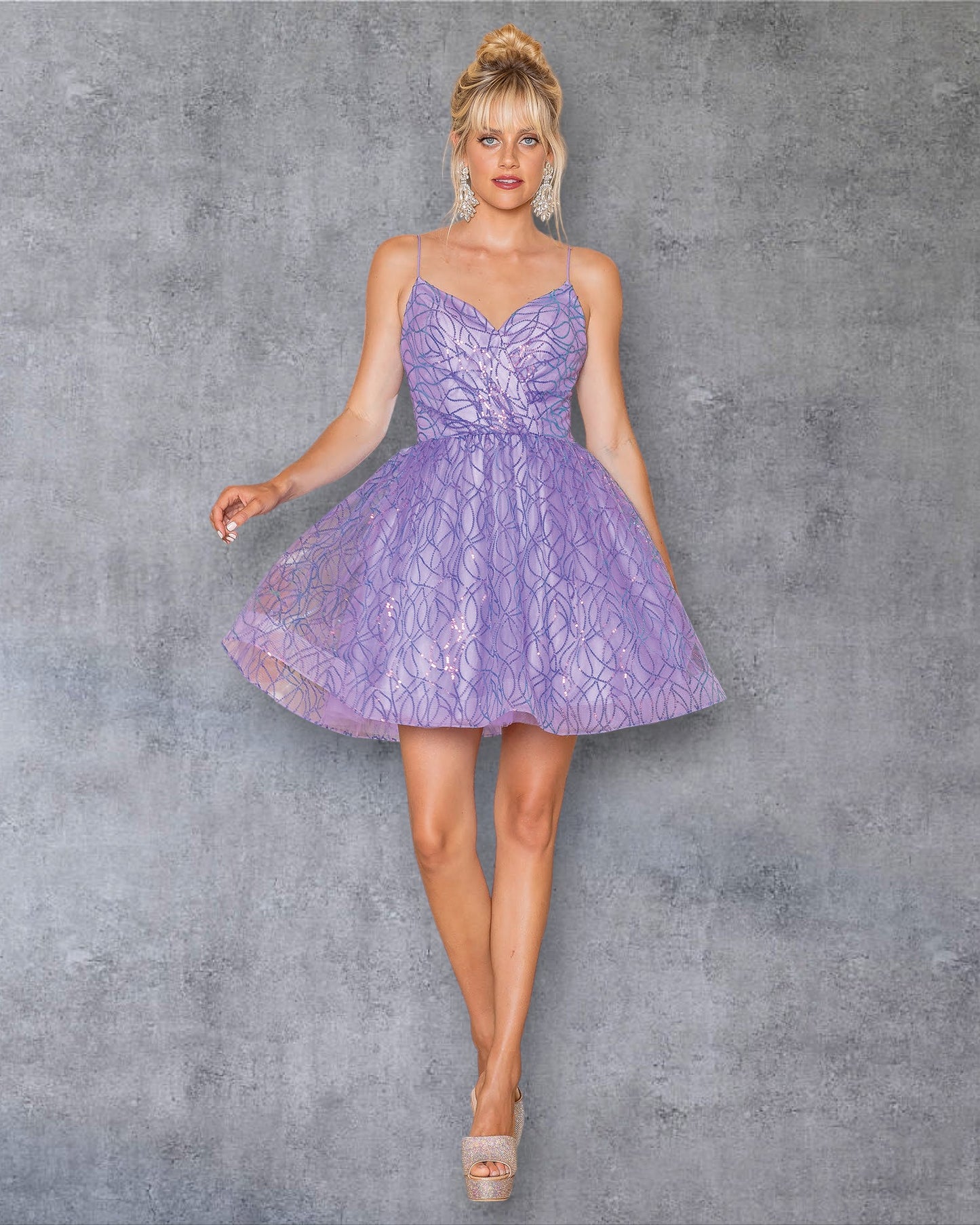 Vestido de fiesta de corte A con enredaderas bordadas, capa transparente y tirantes finos