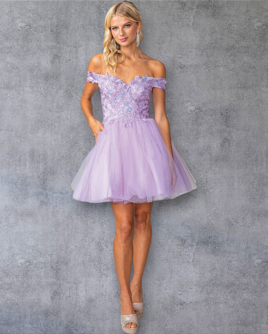 Vestido corto de tul con hombros descubiertos, corpiño bordado y ribete festoneado para fiesta de bienvenida