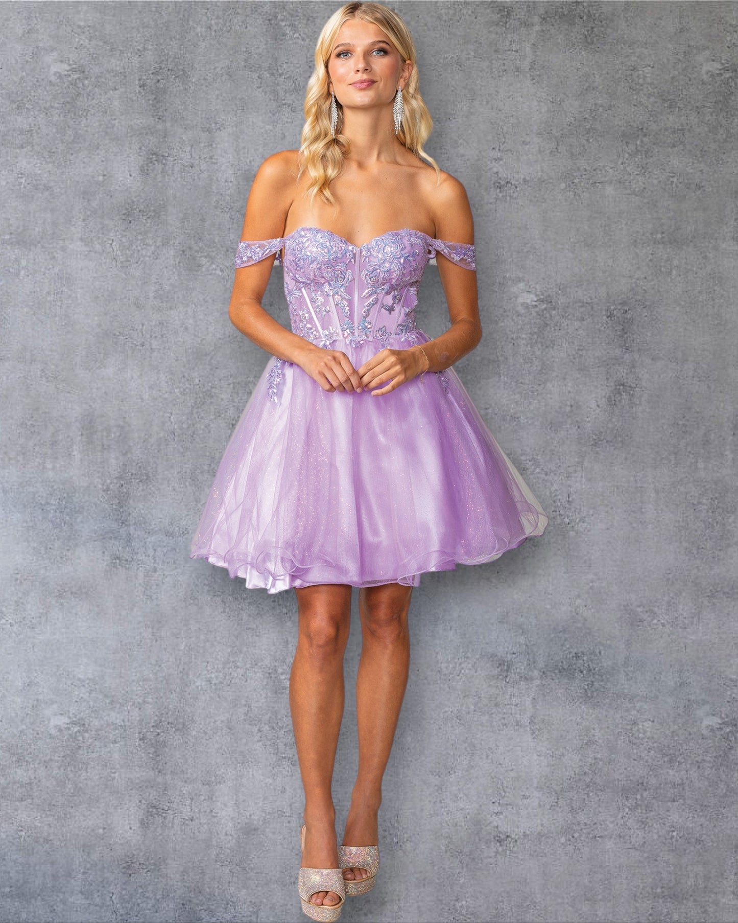 Vestido con apliques de encaje y cuentas, mangas transparentes con hombros descubiertos y falda de tul