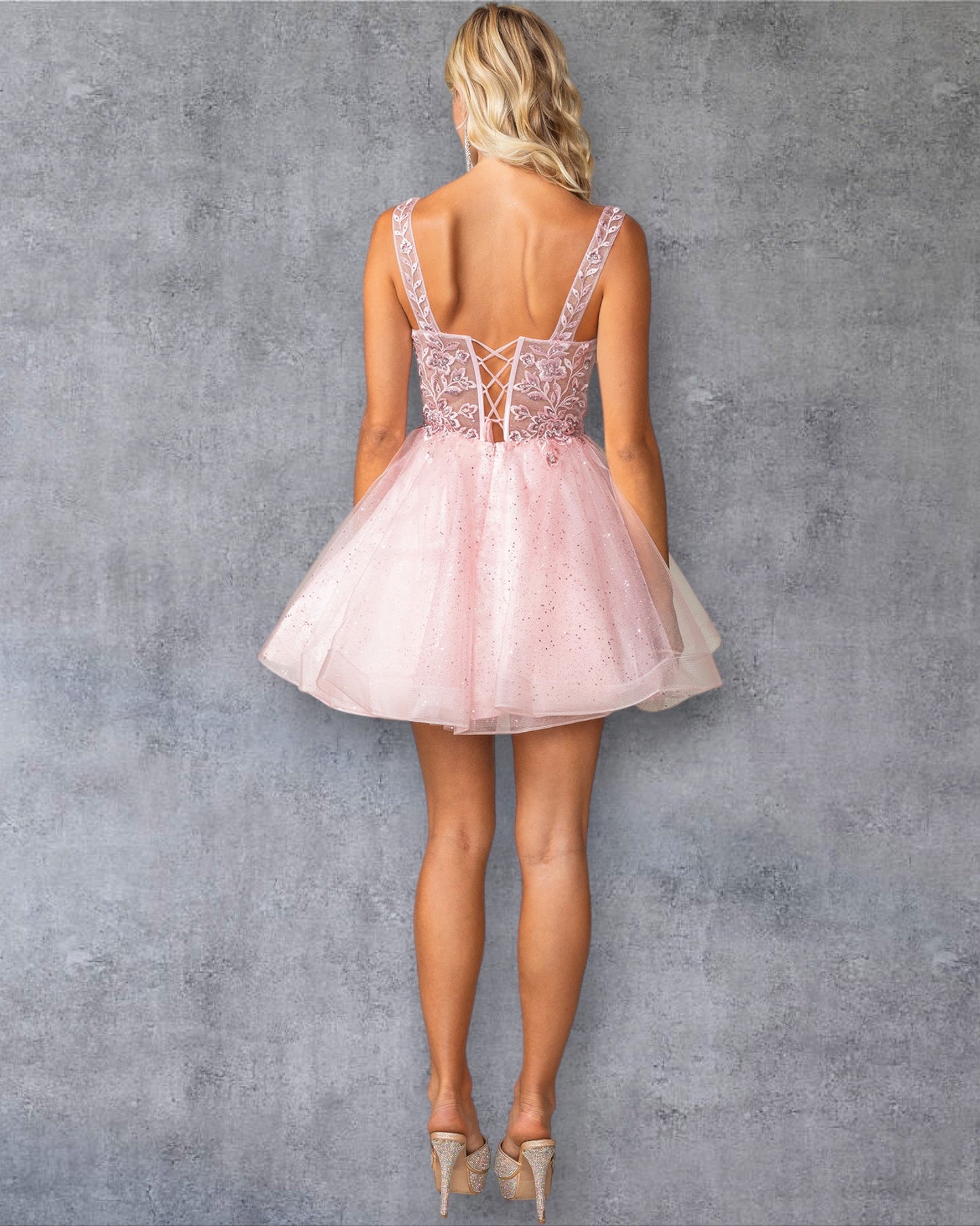 Vestido de cóctel brillante de corte A con corpiño de encaje con cuentas y falda de tul.