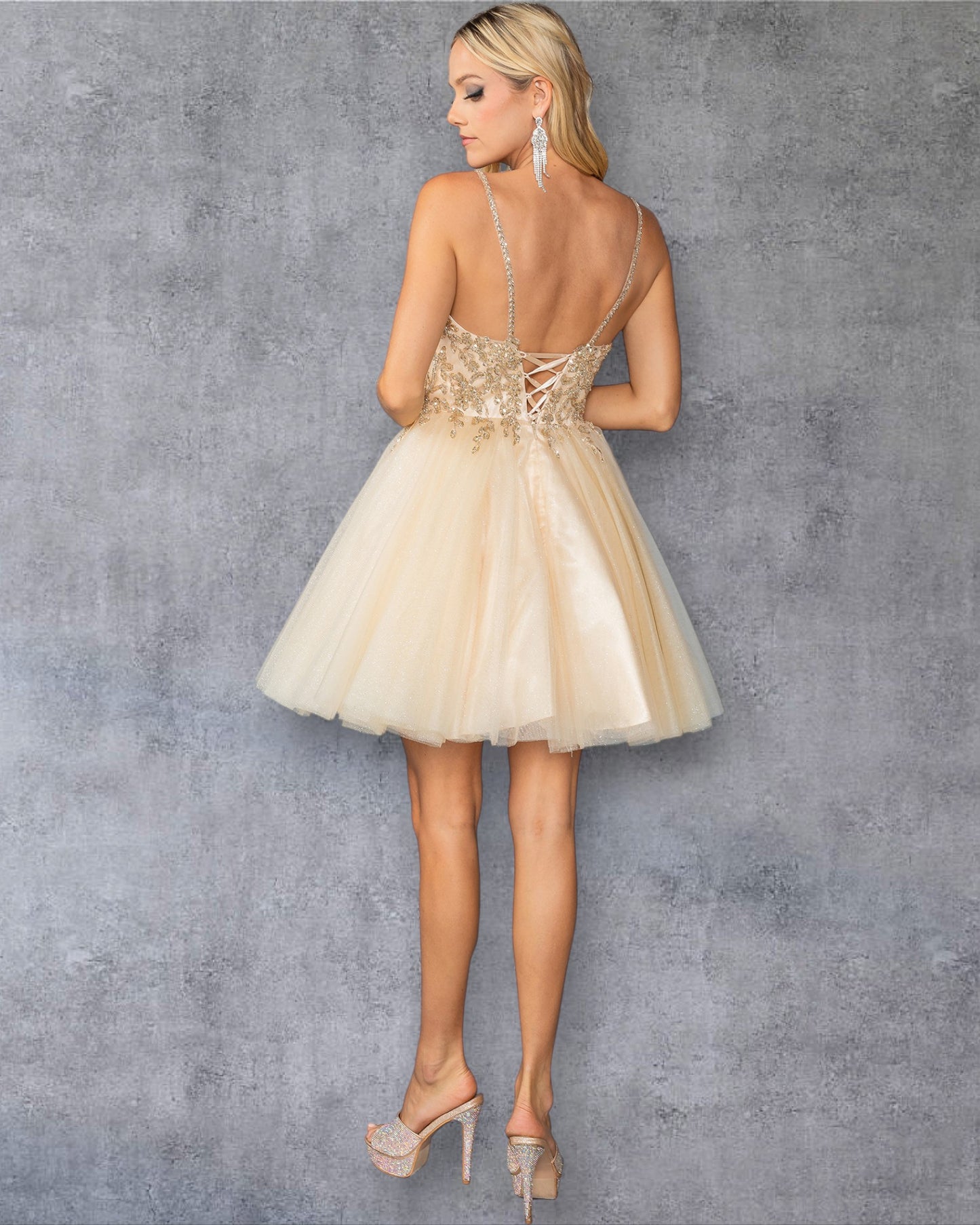 Elegante vestido de fiesta con escote en V, intrincados adornos de cuentas y una falda de tul esponjosa, con delicados tirantes finos y una silueta divertida.