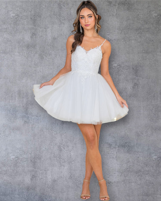 Vestido corto de fiesta con tirantes finos, corpiño de encaje con cuentas y falda de tul