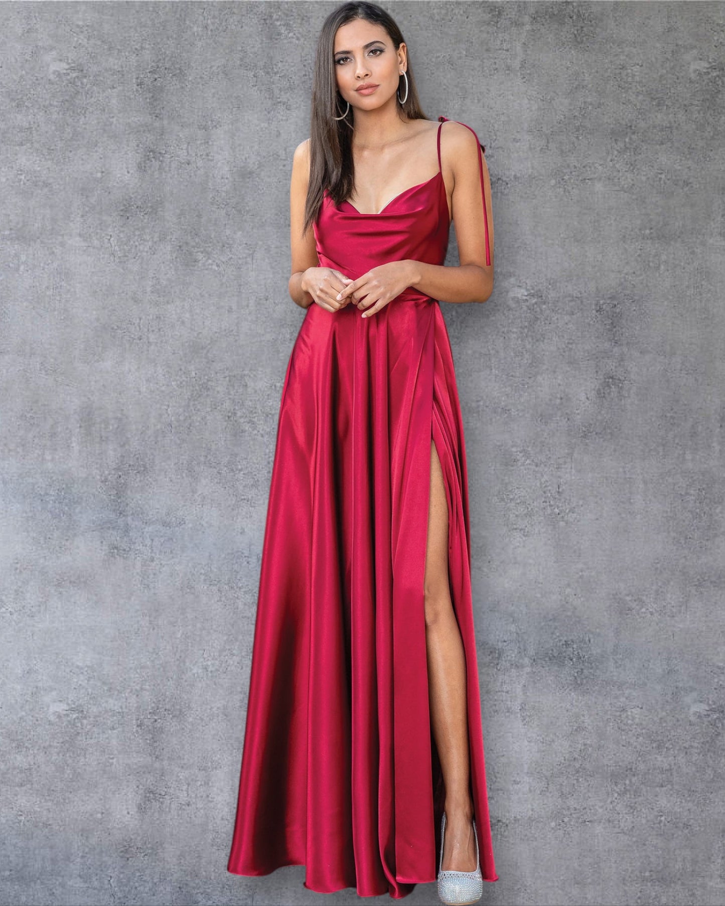 Vestido de fiesta de satén sedoso en forma de A con tirantes finos y espalda desbocada suave