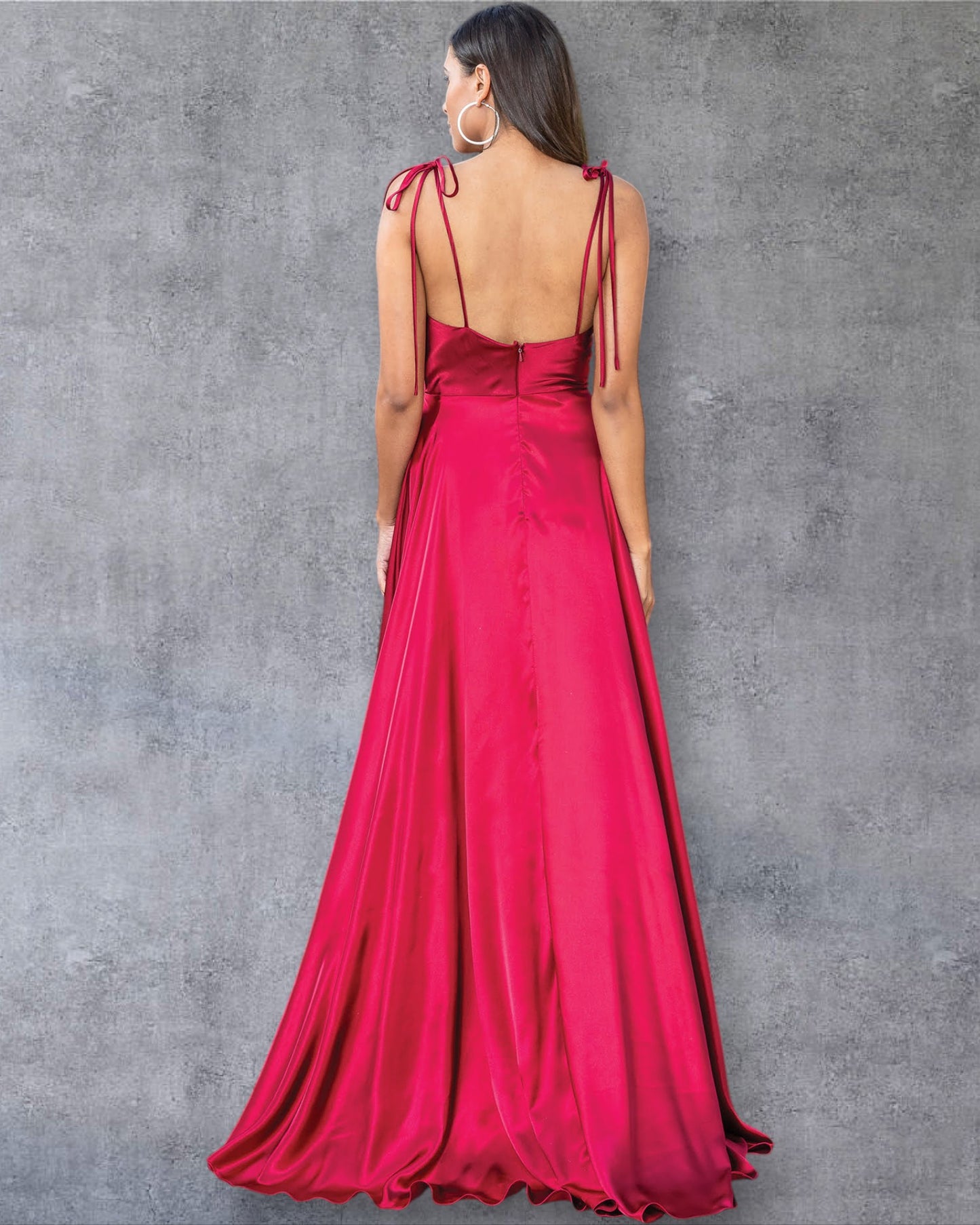Vestido de fiesta de satén sedoso en forma de A con tirantes finos y espalda desbocada suave