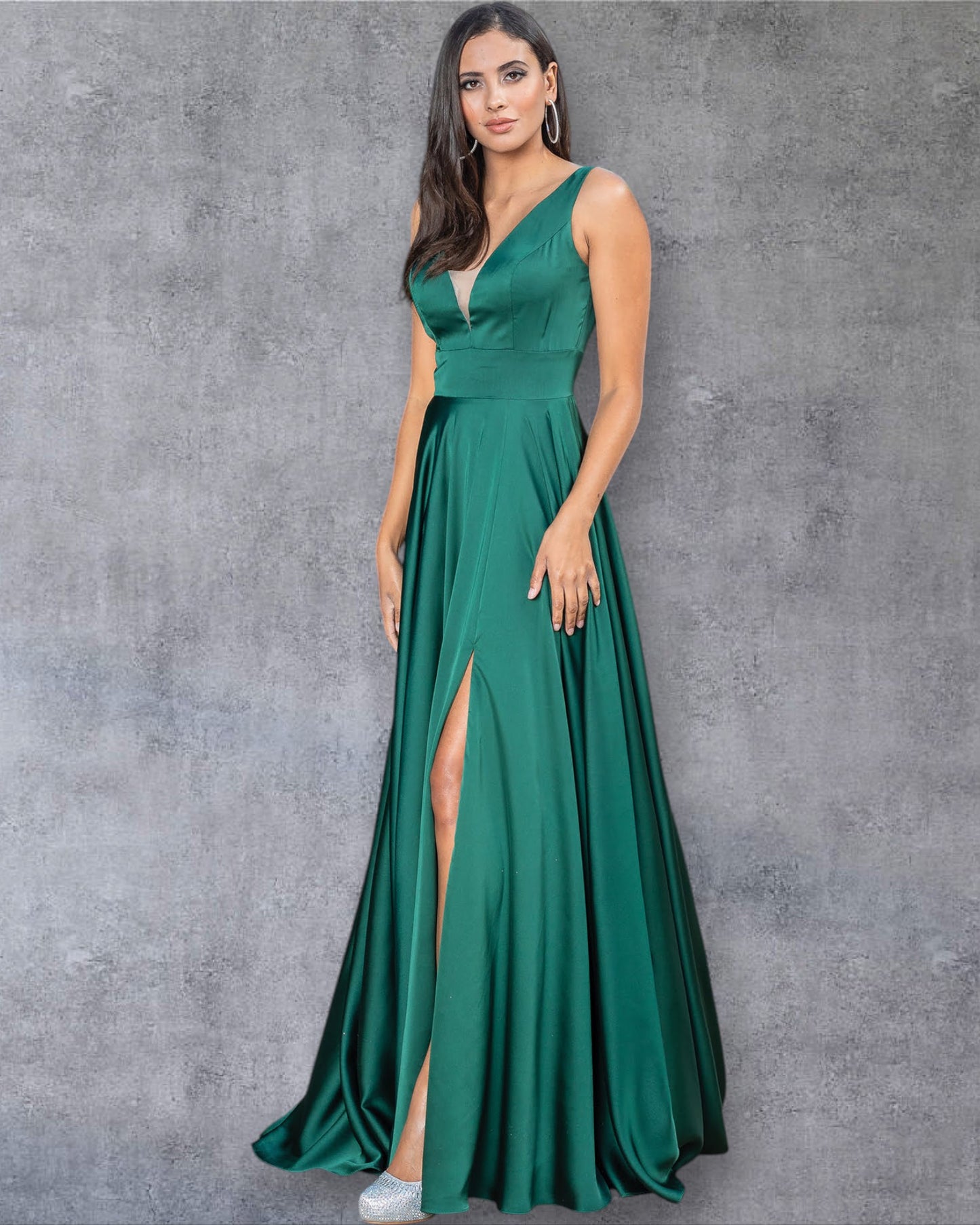 Elegante vestido de noche de satén con espalda escotada y falda amplia.