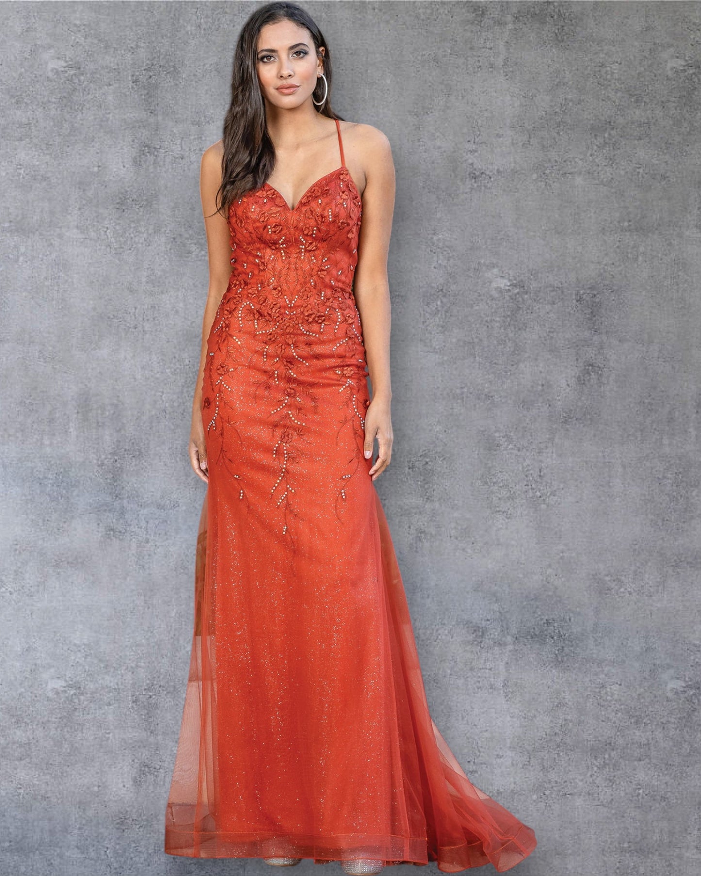 Vestido de fiesta ajustado con superposición transparente y tirantes finos.