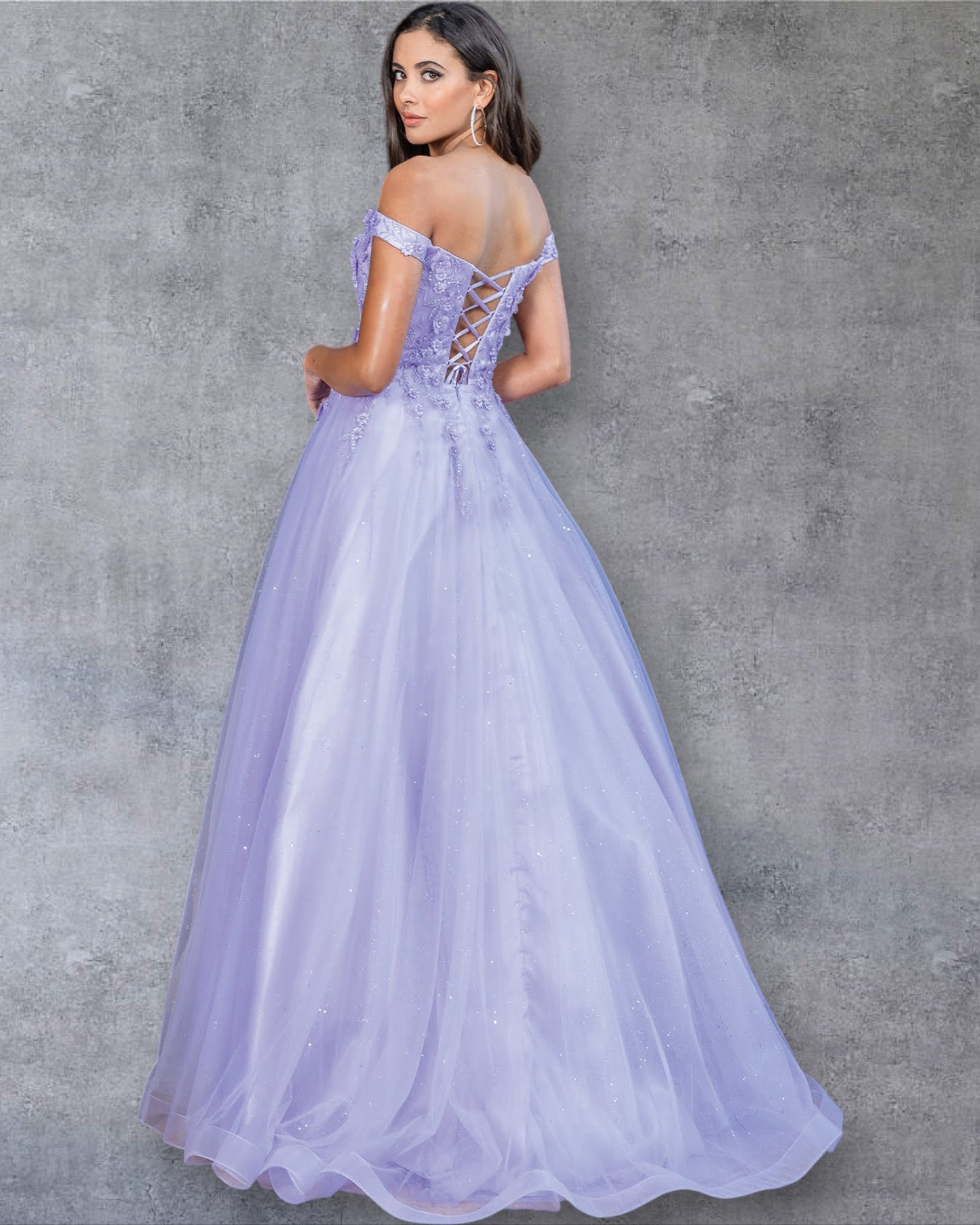 Vestido de fiesta con escote de cuentas, mangas con hombros descubiertos y falda de tul