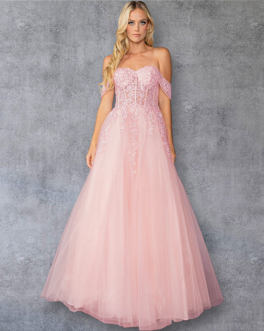 Vestido de fiesta con hombros descubiertos, corpiño de encaje floral intrincado, falda de malla transparente, detalles de cuentas y un espectacular diseño largo con abertura lateral.