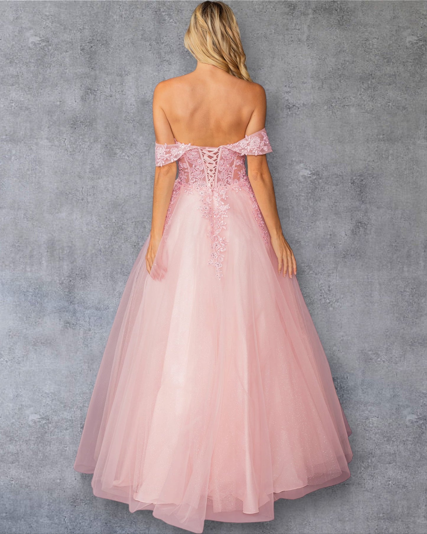 Vestido de fiesta con hombros descubiertos, corpiño de encaje floral intrincado, falda de malla transparente, detalles de cuentas y un espectacular diseño largo con abertura lateral.