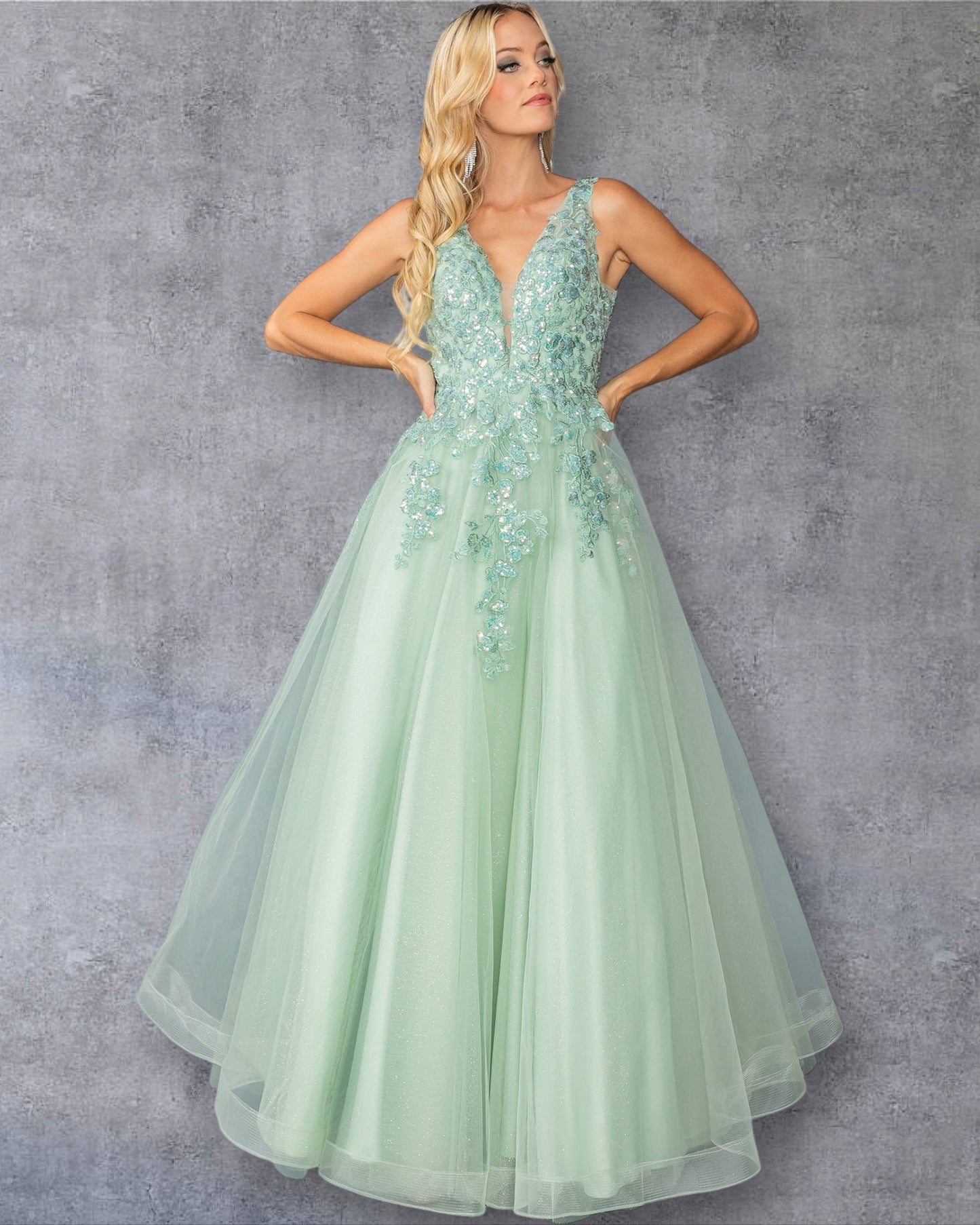Vestido de fiesta de tul encantador con corte A, apliques florales y escote transparente.