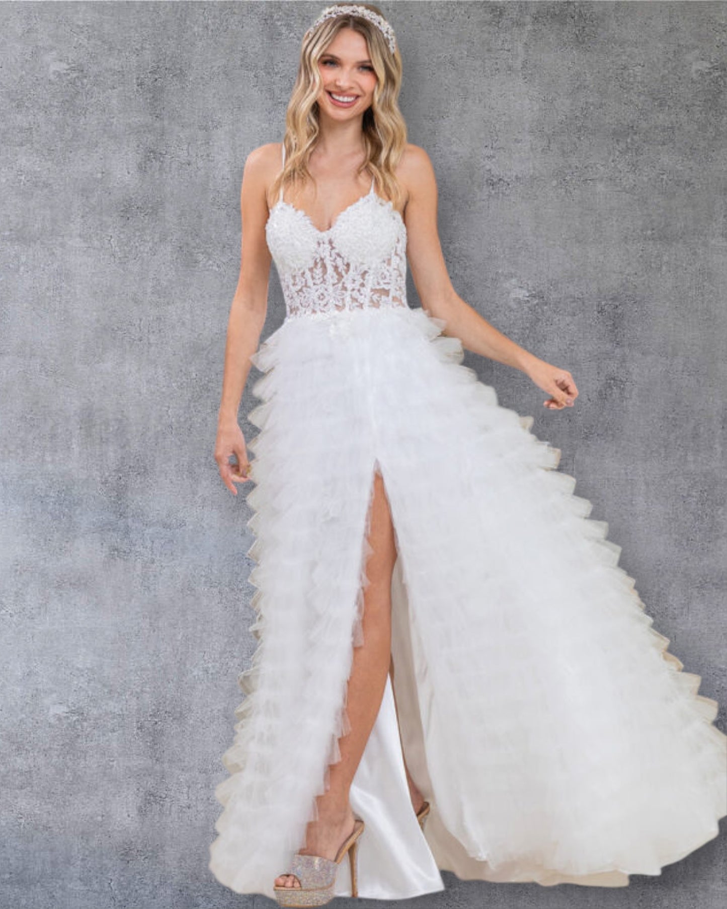 Vestido de quinceañera tradicional de gala con volantes en capas, detalles florales bordados.