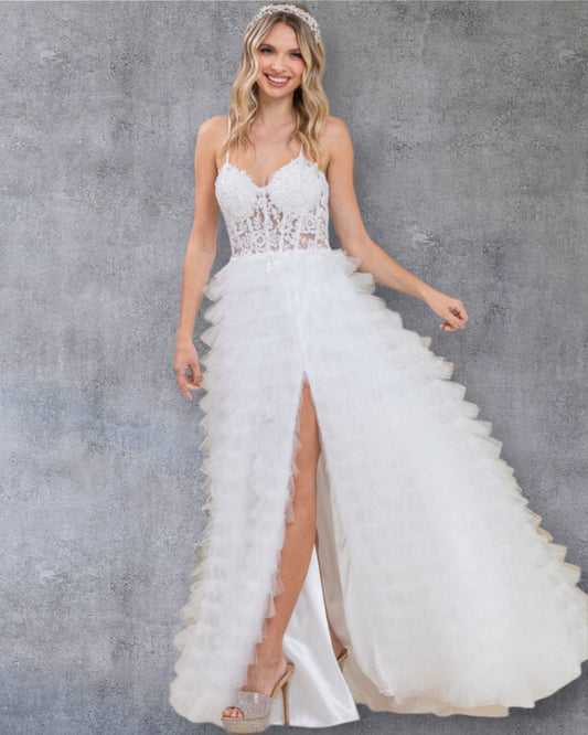 Vestido de quinceañera tradicional de gala con volantes en capas, detalles florales bordados.