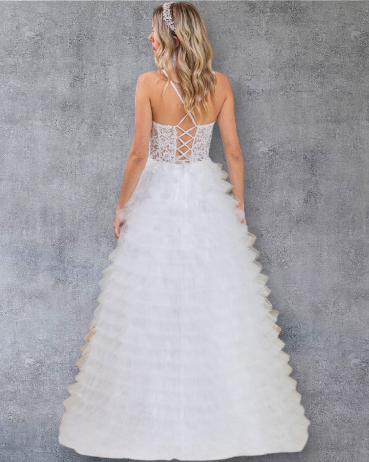 Vestido de quinceañera tradicional de gala con volantes en capas, detalles florales bordados.