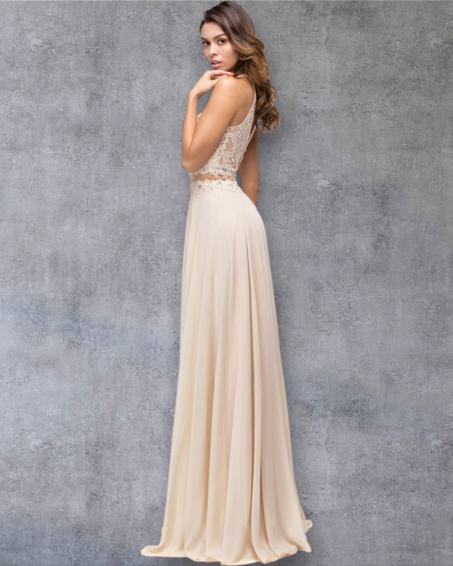 Vestido de fiesta con cuello halter, corpiño con apliques florales y detalle de cintura transparente