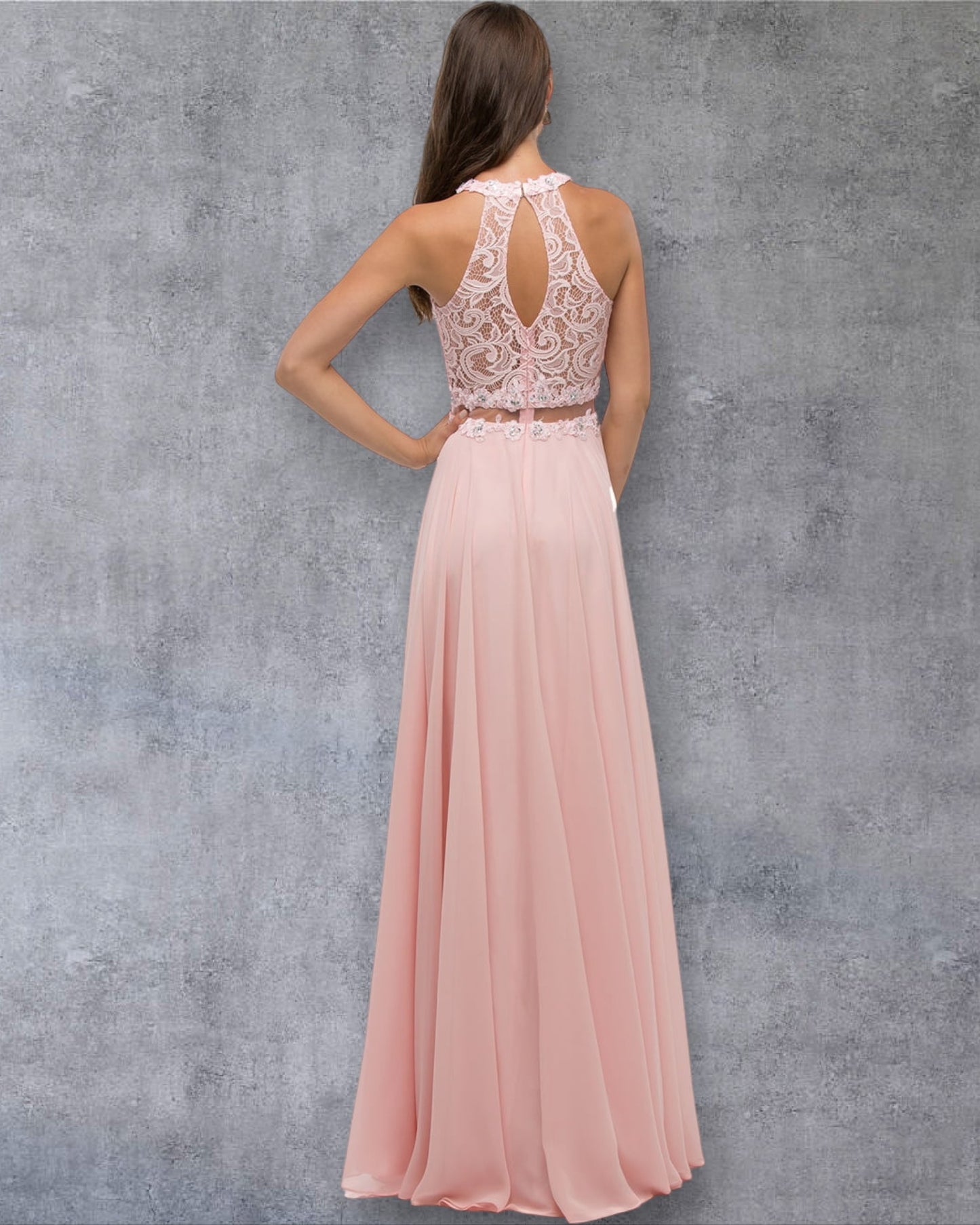 Vestido de fiesta con cuello halter, corpiño con apliques florales y detalle de cintura transparente