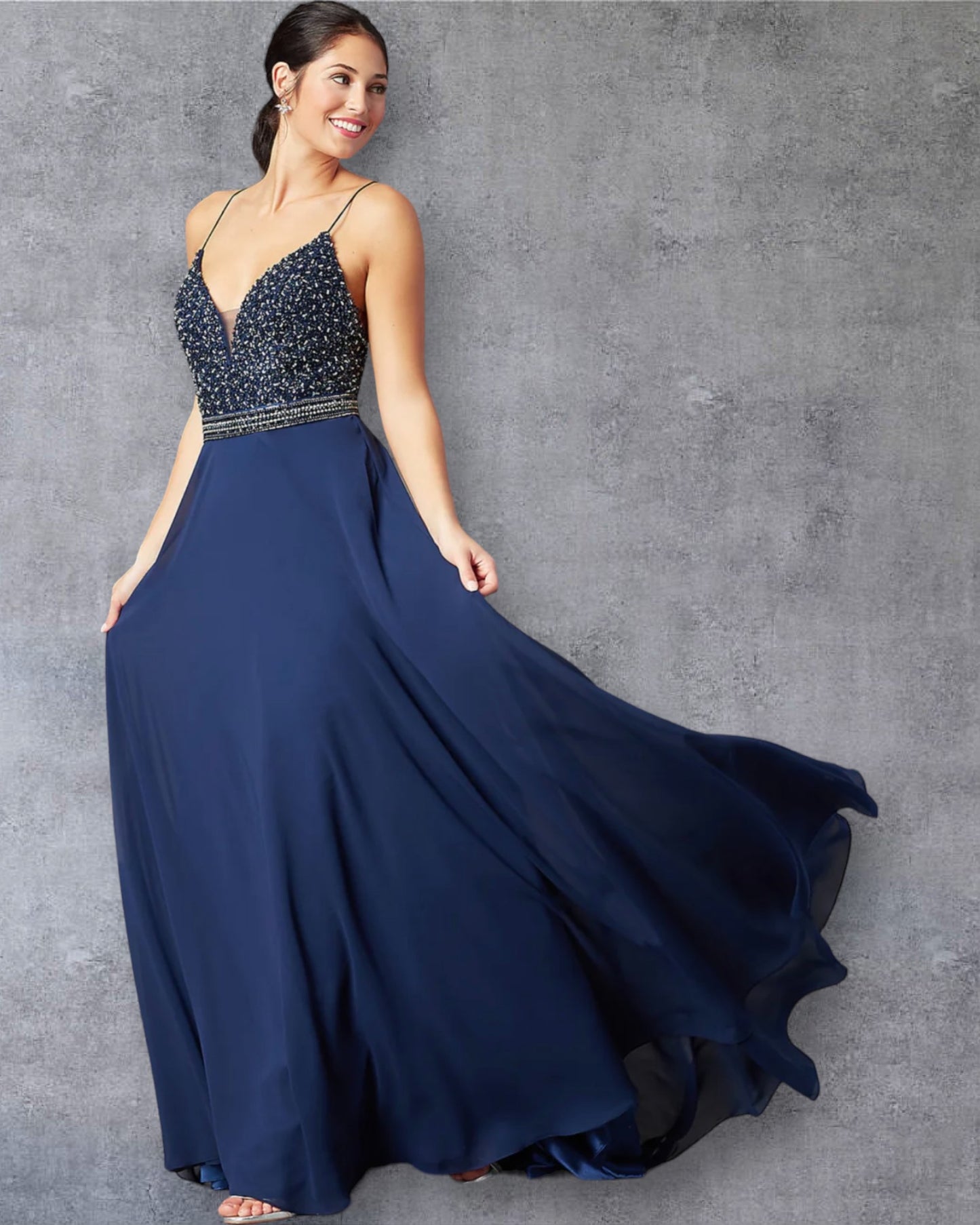 Vestido de Gala Azul Marino con Top de Pedrería y Espalda Descubierta